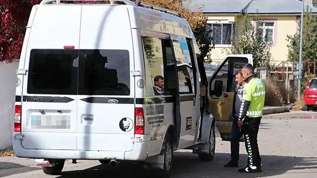 Ehliyetsiz sürücü ile akrabalarının saldırısı sonucu 2 polis memuru yaralandı
