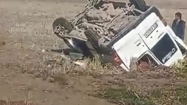 Ehliyetsiz sürücünün kullandığı minibüs takla attı: 4'ü çocuk, 5 yaralı
