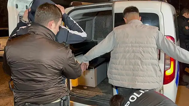Ehliyetsiz sürücünün kullandığı muayenesiz araçla kaçmak isterken uyuşturucuyla yakalanan 2 şüpheli gözaltına alındı