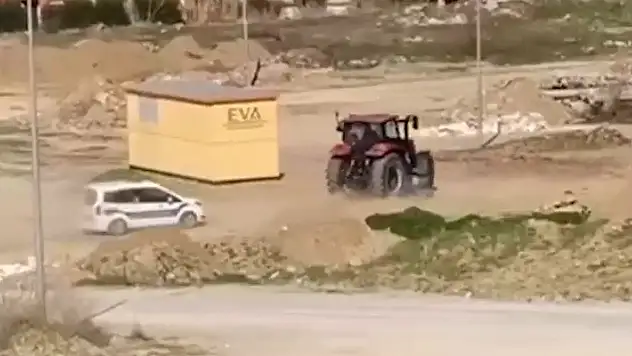 Ehliyetsiz traktör sürücüsü ile polis arasında yaşanan kovalamaca kamerada
