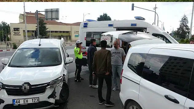 Ekip otosunun karıştığı kazada 2'si polis 3 kişi yaralandı

