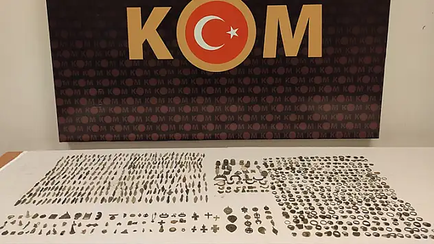Ekipler ihbar üzerine harekete geçti! Konya'da tarihi eser niteliğinde 832 obje ele geçirildi
