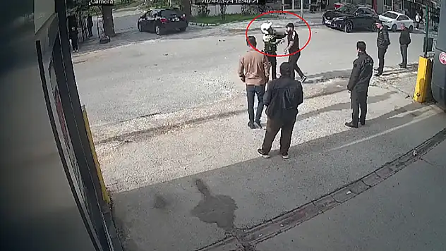 Ekiplerin üzerine otomobili süren şahıs, kendisini yakalayan trafik polisine saldırdı
