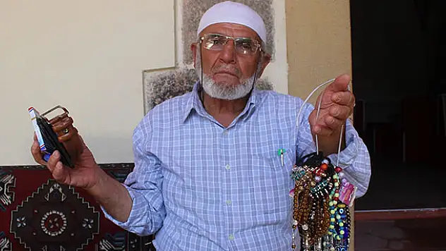 Ekmeğini 47 yıldır caddelerde kazanıyor
