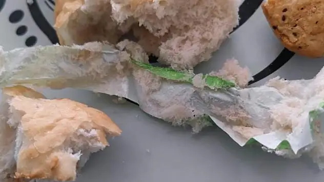 Ekmek diye aldı, içinden naylon çıktı
