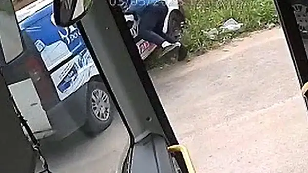 El freni çekilmeyen araç, camından içeri sarkan otobüs şoförünce durduruldu

