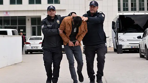 El yapımı patlayıcıyla eski adliye binasına gitti, polisi görünce teslim oldu

