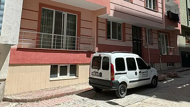 Elazığ'da 4'üncü kattan aracın üzerine düşen yaşlı kadın, ağır yaralandı
