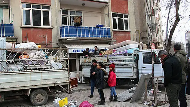 Elazığ'da 88 yapı için acil yıkım kararı, depremden kaçış