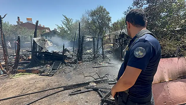 Elazığ'da ahır ve kümes yangını: 15 keçi, 29 tavuk telef oldu
