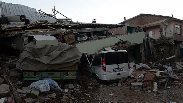 Elazığ'da arama ve kurtarma çalışmaları sürüyor