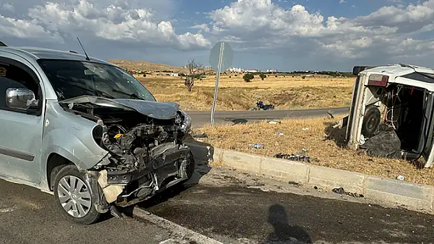 Elazığ'da aynı kavşakta yarım saat arayla iki kaza: 8 yaralı 