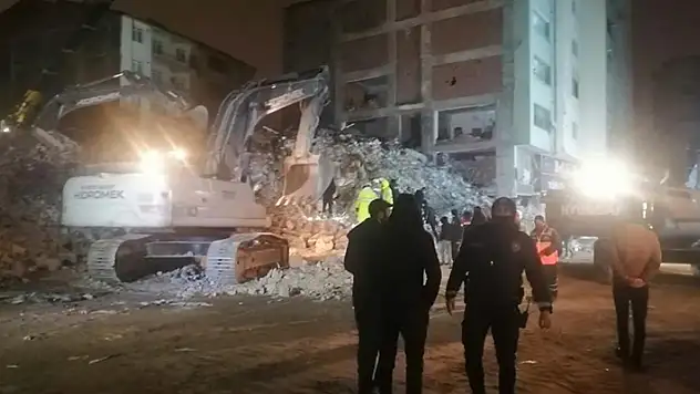 Elazığ'da çöken binada polis memurunun cansız bedenine ulaşıldı
