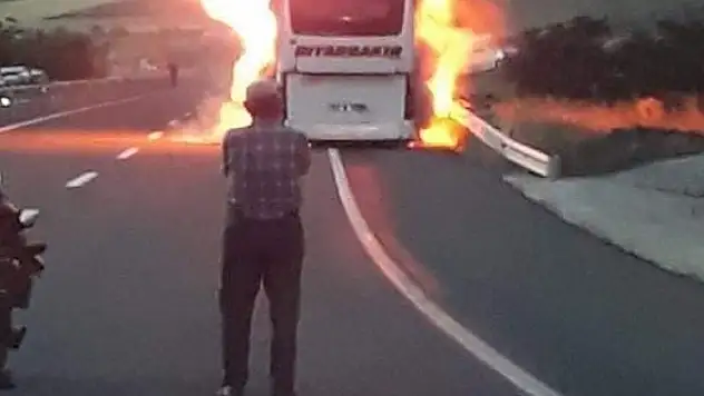 Elazığ'da faciadan dönüldü: Yolcu otobüsü alev topuna döndü
