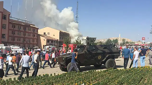 Elazığ'da İl Emniyet Müdürlüğüne bombalı saldırı: 3 şehit
