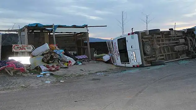 Elazığ'da işçileri taşıyan minibüs devrildi: 22 yaralı