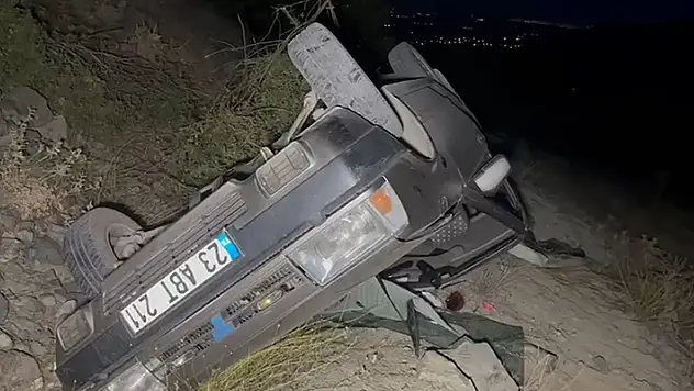 Elazığ'da otomobil şarampole yuvarlandı, aynı ailenden 7 yaralı