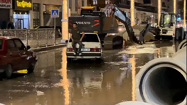 Elazığ'da sağanak altgeçitte mahsur kalan anne ve çocukları kurtarıldı
