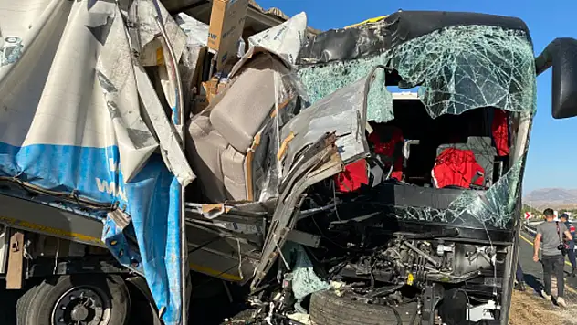 Elazığ'da tır ile otobüs çarpıştı: 1 ölü, 34 yaralı
