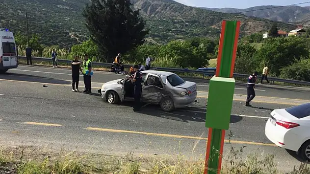 Elazığ'da trafik kazası: Çarpışan otomobillerden biri alev alev yandı, 1 kişi öldü 6 kişi yaralandı
