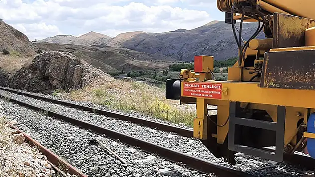 Elazığ'da yük treninin çarptığı 2 işçi yaralandı
