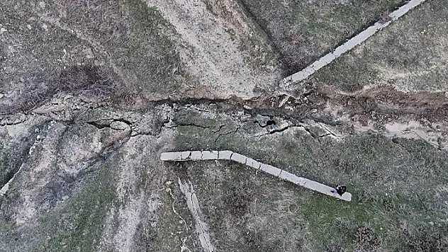 Elazığ'daki deprem, Bingöl'de su kanalında kayma ve yarıklara neden olmuş
