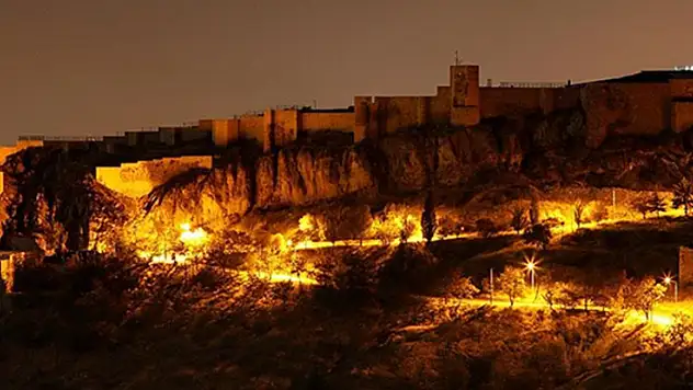 Elazığ'ın tarihi Harput Mahallesi gece görüntülendi