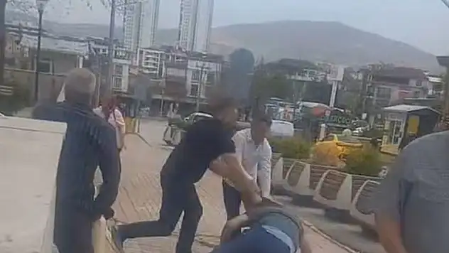 Elazığ'da adliye önünde gruplar birbirine girdi