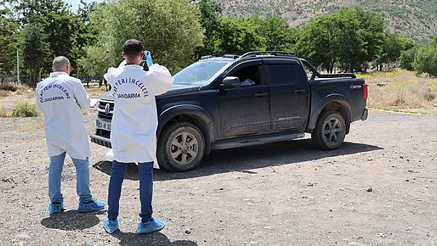 Elazığ'da bir araç içerisinde 2 kişi ölü bulundu
