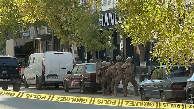Elazığ'da bir kişi polisle çatıştı: Şahıs etkisiz hale getirildi, 1 polis yaralandı