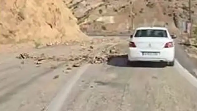Elazığ'da deprem sonrası kayalar yola düştü

