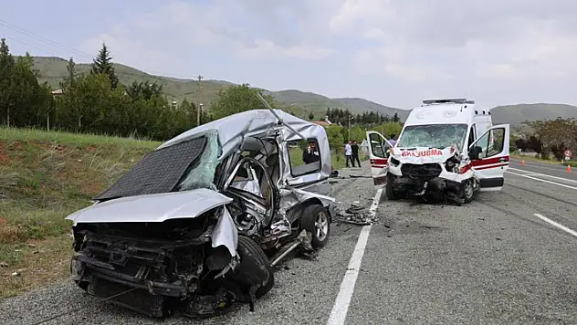 Elazığ'da feci kaza: Ambulans ile hafif ticari araç çarpıştı 2'si polis 6 yaralı
