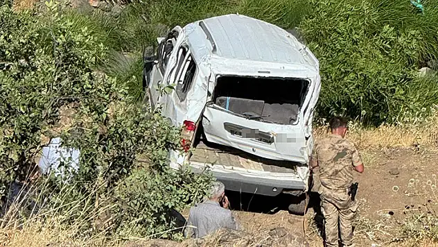 Elazığ'da hafif ticari araç şarampole uçtu: 1 ölü