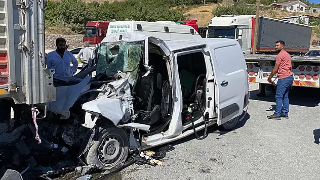 Elazığ'da hafif ticari araç tırın altına girdi: 1 ölü