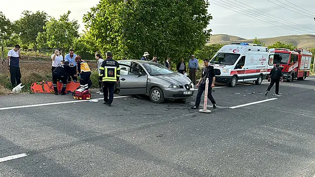 Elazığ'da iki otomobil çarpıştı: 7 yaralı
