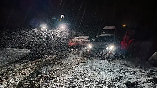 Elazığ'da, karda mahsur kalan araçlar kurtarıldı