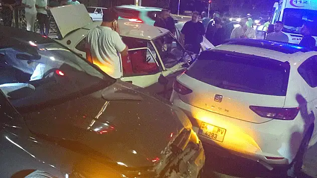 Elazığ'da karşı şeride geçen otomobil, 4 araçla çarpıştı: 4 yaralı