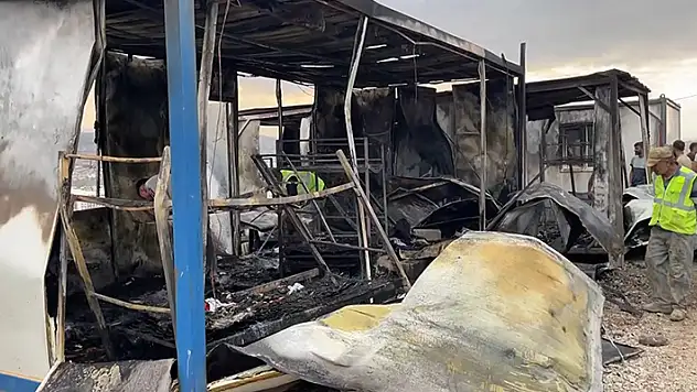 Elazığ'da konteynerde yangın 2 işçi dumandan etkilendi
