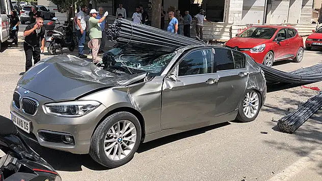 Elazığ'da lüks araç, tonlarca demirin altında kaldı: 2 yaralı