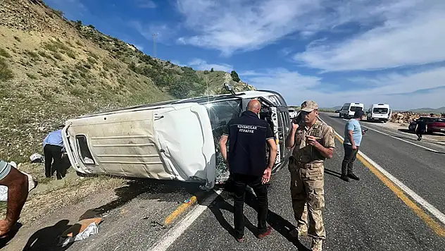 Elazığ'da minibüs takla attı 3'ü ağır 7 yaralı