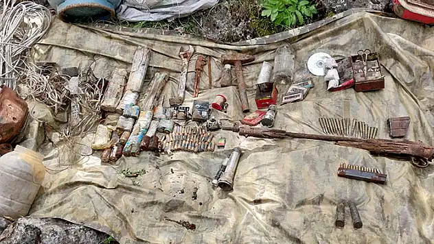 Elazığ'da PKK'ya ait mağarada silah ve yaşam malzemeleri ele geçirildi
