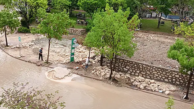 Elazığ'da sağanak cadde ve sokaklar suyla doldu
