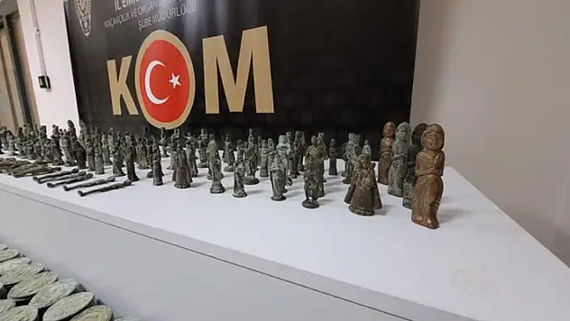 Elazığ'da tarihi eser kaçakçılığı operasyonu: Roma dönemine ait sikke ve heykel ele geçirildi
