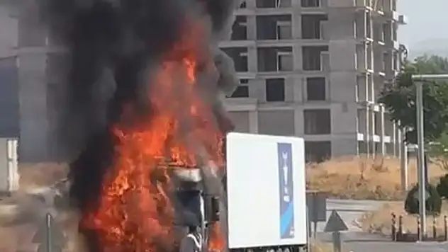 Elazığ'da tır alevlere teslim oldu