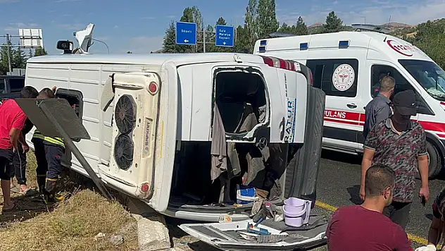 Elazığ'da tur minibüsü otobüse çarptı: 18 yaralı
