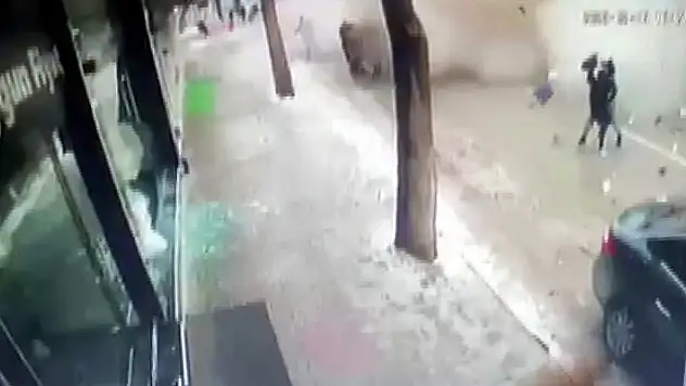 Elbistan depreminde 3 kişinin yıkılan bina altında kalma anı kamerada

