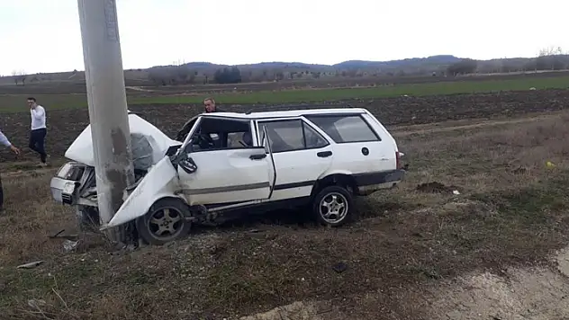 Elektrik direğine çarpan araçtaki 4 günlük bebek yaşam mücadelesini kaybetti

