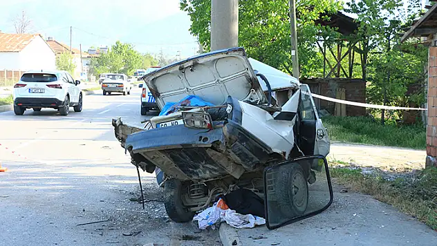 Elektrik direğine çarpan otomobil hurdaya döndü
