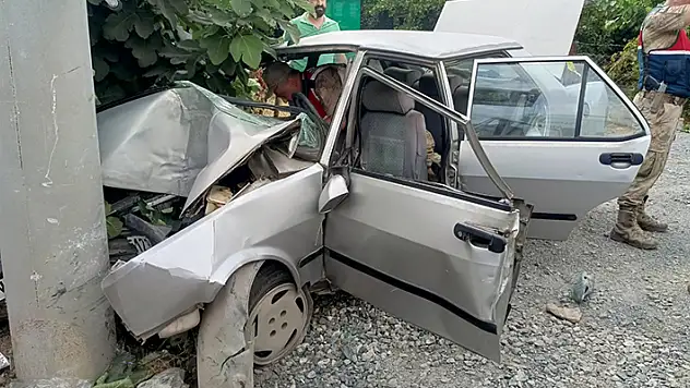 Elektrik direğine çarpan otomobilin sürücüsü hayatını kaybetti
