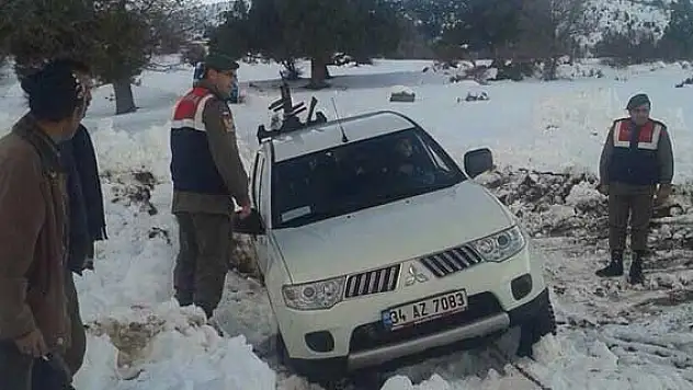 Elektrik ekibi yayla yolunda mahsur kaldı